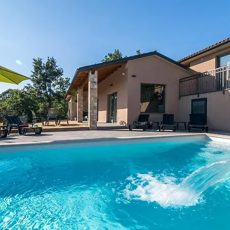 Gloria Villa